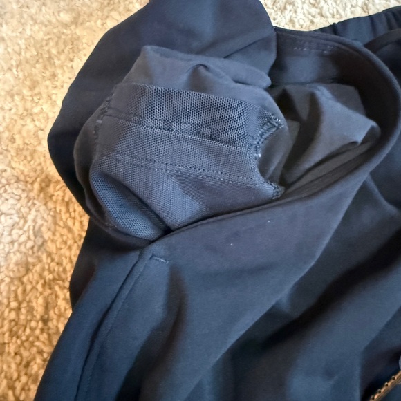 Lululemon On The Fly Pant “28” - Midnight Navy - Women’s size 10 - Picture 6 of 8